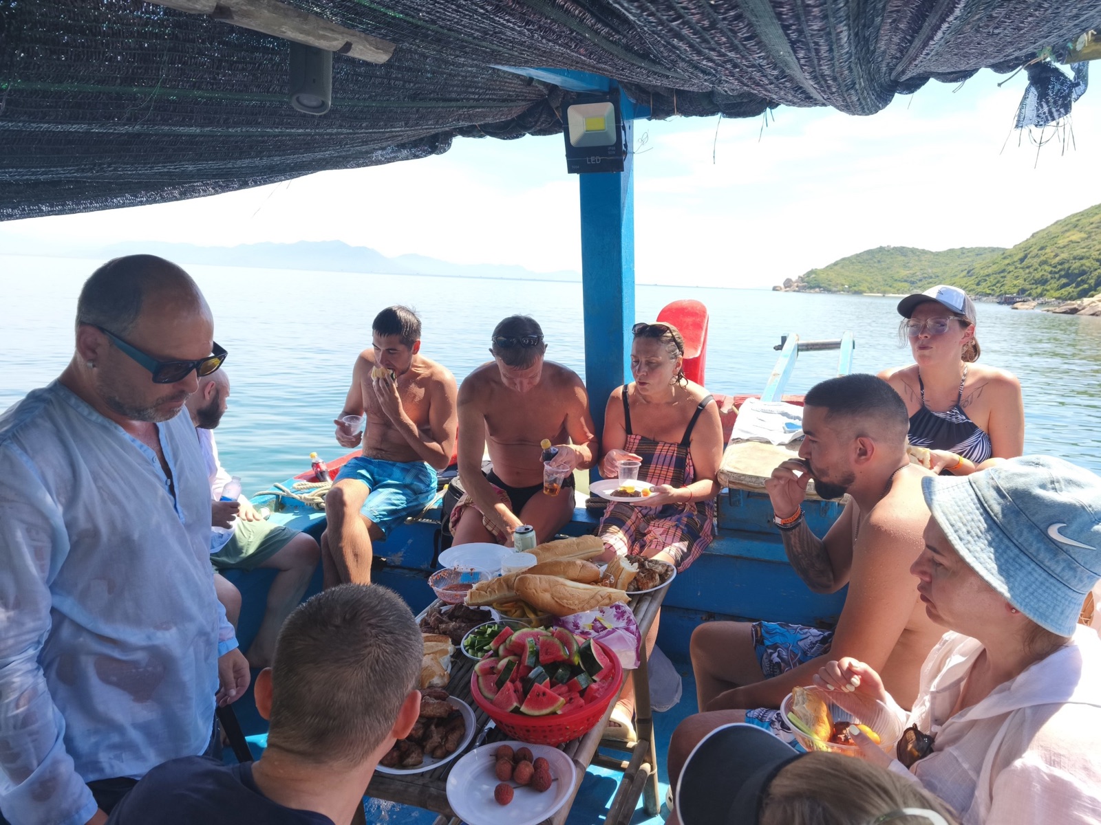Гости обедают на палубе лодки в море