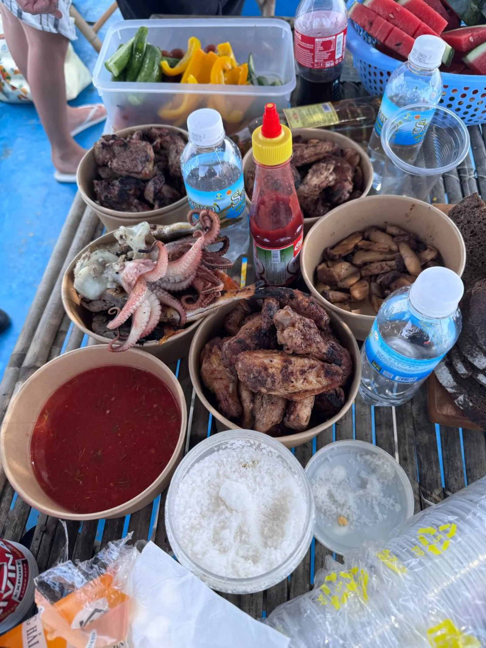 Обед с морепродуктами, мясом и фруктами на палубе лодки